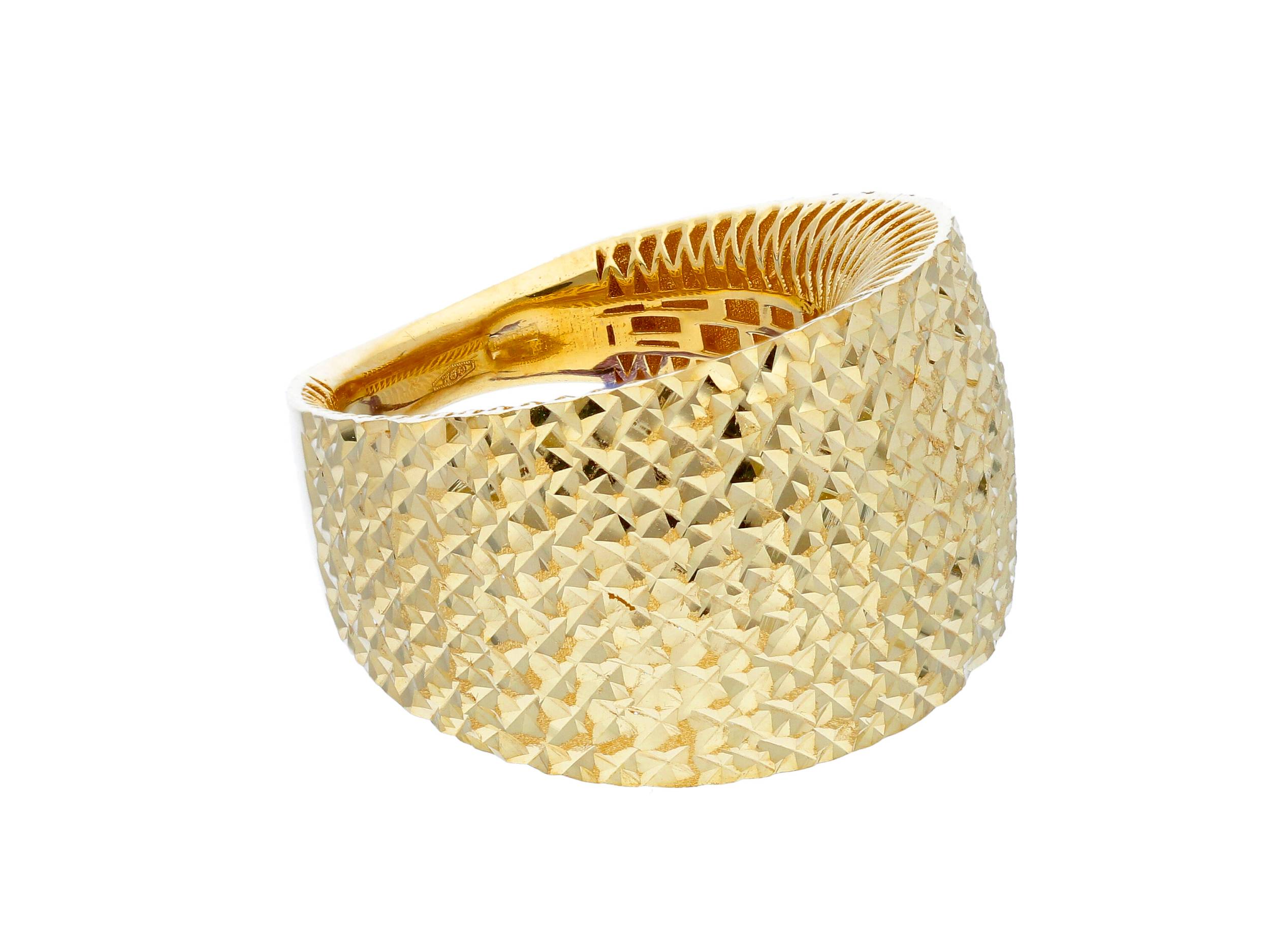 Beautiful Yellow gold ring with Diamond Ct0.15